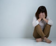 ダニが怖くて怯えている女性