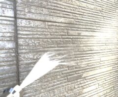 高圧洗浄機で掃除中の外壁
