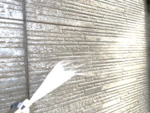 高圧洗浄機で掃除中の外壁