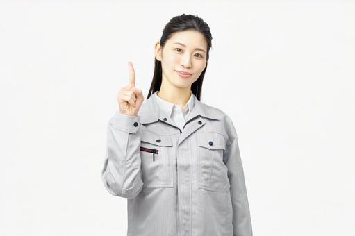 カギお助け本舗を利用する際の注意点を解説する作業スタッフ