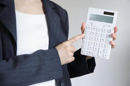 本1000冊の引っ越し費用について解説する女性