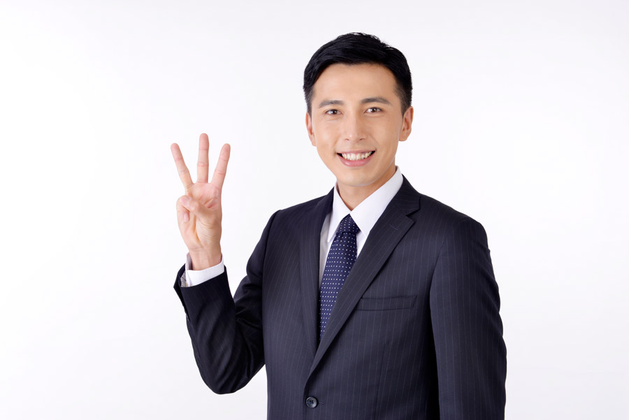 会社の鍵を紛失した際にするべきことを解説する男性