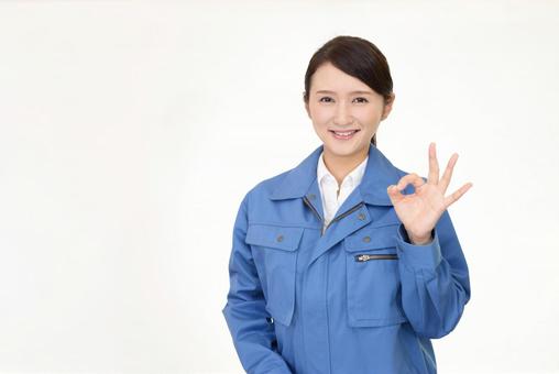 ゲーミングPCの内部パーツの梱包のコツを解説する引っ越し業者の人