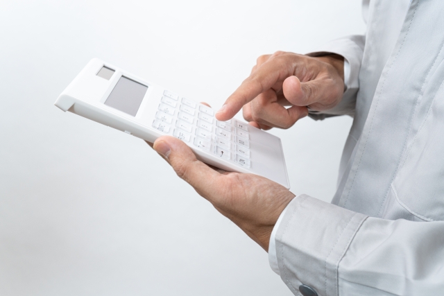 外壁・屋根塗装で180万円の見積もりを提示するスタッフ