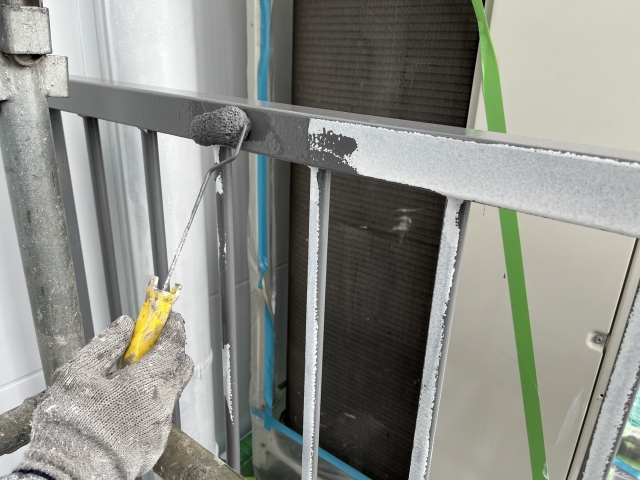 塗装中の手すり