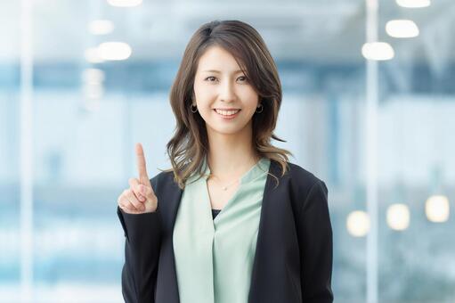 会社の鍵を紛失した際の処分や弁償について解説する人