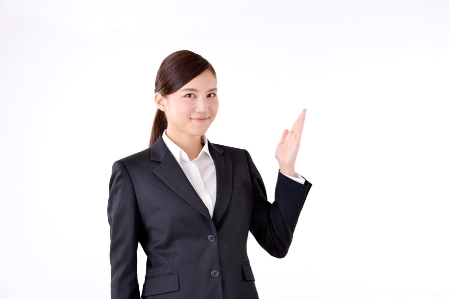 鍵を無くして家に入れない人にアドバイスする女性