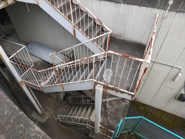 剥がれていて塗り直しが必要な手すり