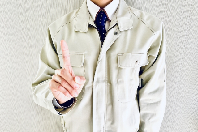 外壁・屋根塗装で180万円と見積もられた場合の確認ポイントを教える男性スタッフ