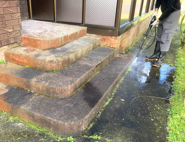 高圧洗浄機で汚れを落としているコンクリートの階段