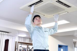 業務用エアコンの取付費用はいくら？配線工事を安く抑えるコツや天カセ設置時の注意点を解説（アイキャッチ）