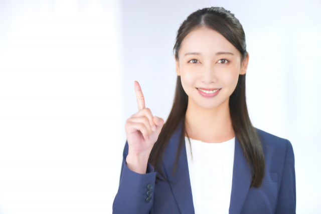 大量のぬいぐるみの売却で買取業者を選ぶ際のポイントを解説する女性