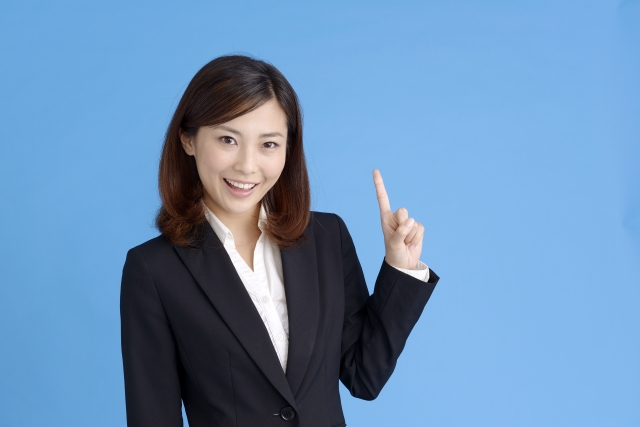 有機ELテレビの引っ越し方法を3つ解説する女性