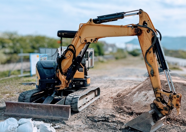 エクステリア工事で重機を使って地面を整備している作業風景