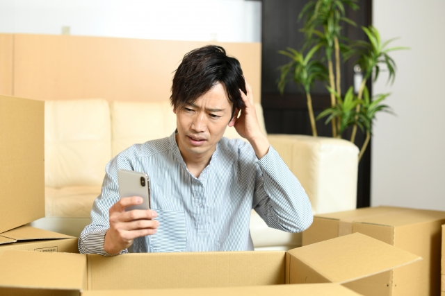 カーテンの引っ越しで悩む男性