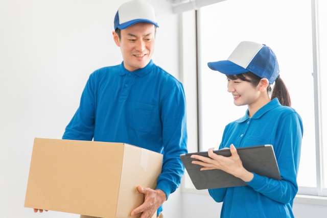 カーテンの引っ越しの件で話し合う業者