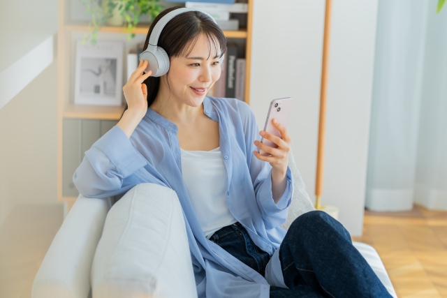 ゲーミングチェア・ゲーミングデスクの引っ越しを検討する女性