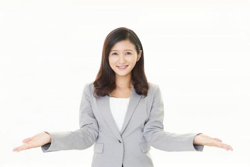 ゲーミングPCの引っ越しは自力と業者のどちらがいいか説明する女性