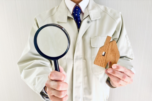 リシン吹き付けのメンテナンス方法を教えるスタッフ