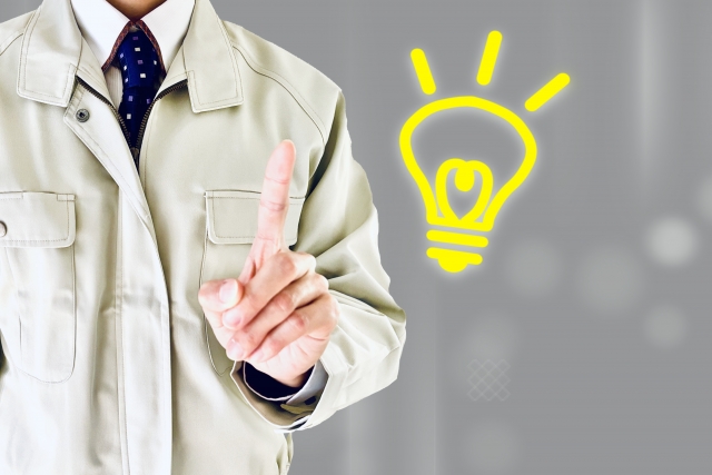 苦手なものだけでのタヌキ対策では十分でないことを説明している業者のスタッフ