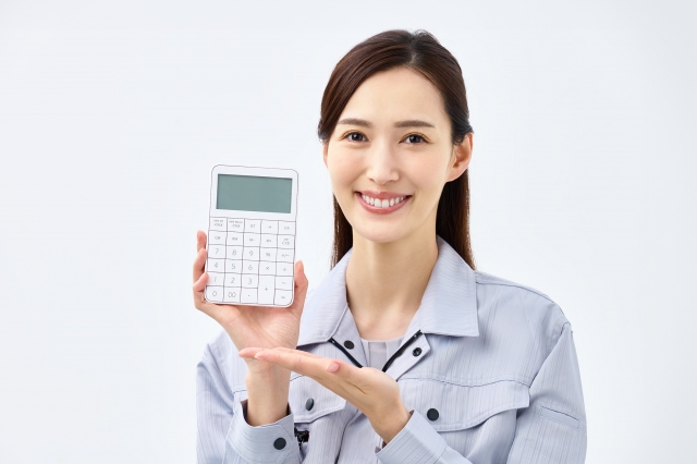 鍵を無くして家に入れない時に業者に依頼した際の料金相場を解説する作業員