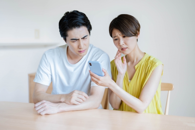 口コミ評判が高い金庫110番の利用を検討する夫婦