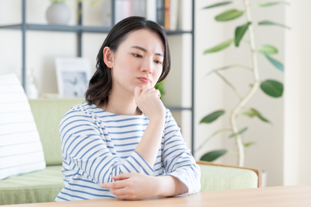 カーテンの引っ越しで悩む女性