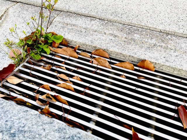 掃除が必要な側溝にたまる汚れ