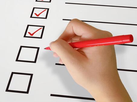 ゲーミングPCの引っ越しのチェックリストを確認する人