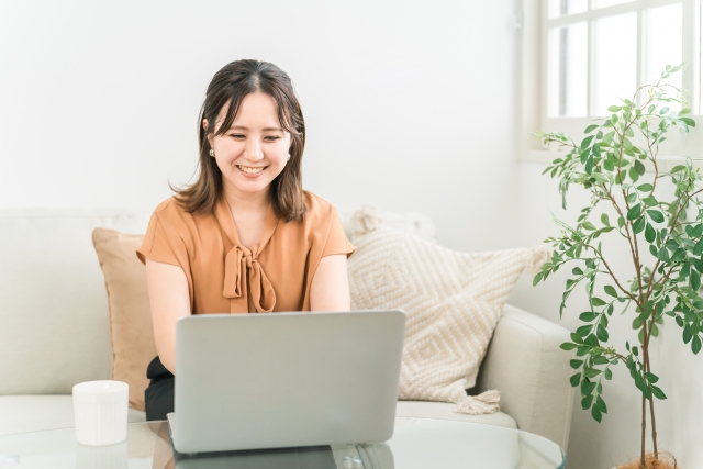 口コミ評判が高い金庫110番の利用を検討する女性