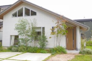 エクステリア工事で外観が整った戸建て住宅の全景