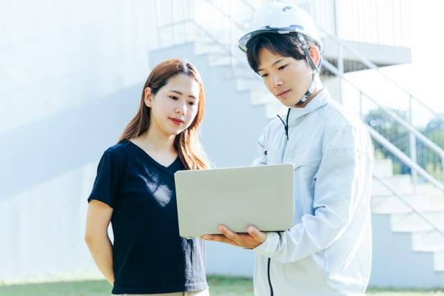 エクステリア工事の内容を業者と打ち合わせしている様子