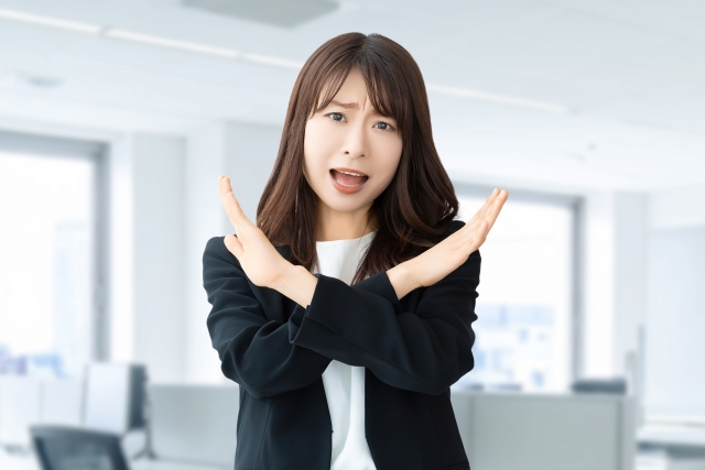 家の鍵を無くして家に入れない時にしてはいけない行為を解説する女性