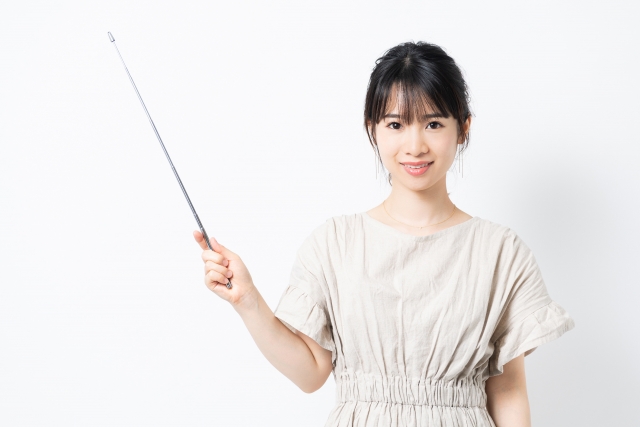 カギの救急110番の口コミ・評判を元に特徴を解説する女性