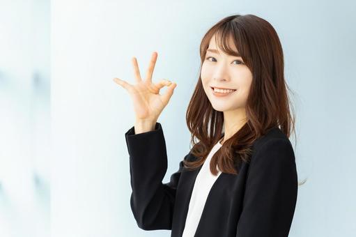家の鍵を無くして見つからない場合にするべきことを解説する女性
