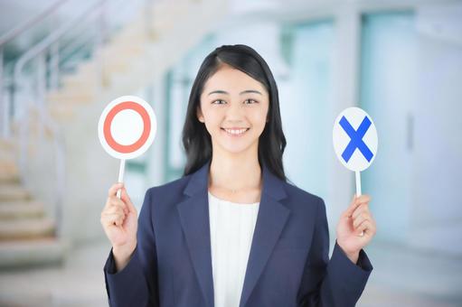 カインズで玄関の鍵交換はできるかを解説する女性