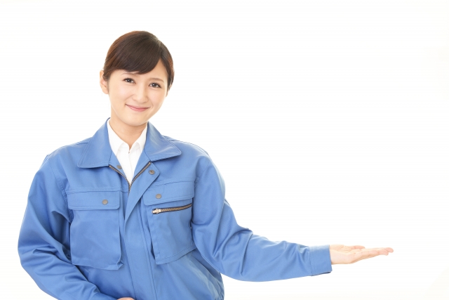 カーテンの引っ越しについて説明する女性