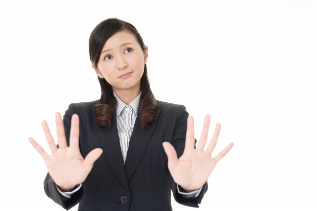 非売品で売れないものと注意が必要なものを解説する女性