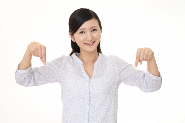 鍵ないから出かけられないトラブルを防ぐコツを解説する女性