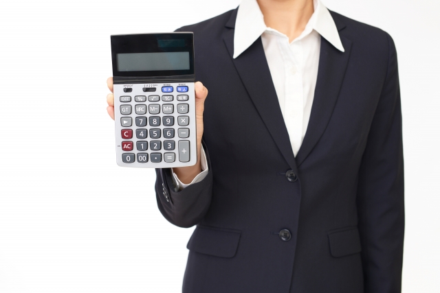 ぬいぐるみの査定相場と高額査定になりやすいケースを解説する女性