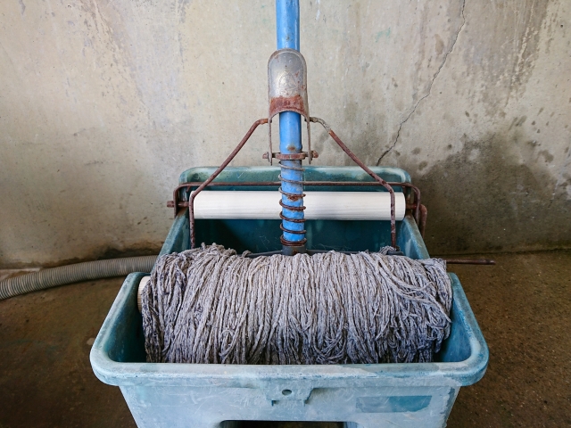 モップと水を使って行うコンクリート床の掃除