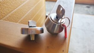 カインズで鍵交換してもらった様子