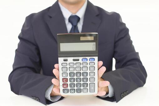 プライズ品の買取相場を見せるおすすめ業者のスタッフ