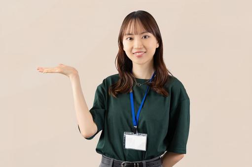 有機ELテレビの引っ越しに関する基本的情報を解説する女性