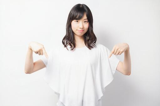 プライズ品の買取におすすめの業者を目的別に解説する女性