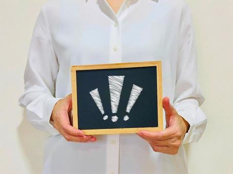 本1000冊の引っ越しに関する注意点を解説する女性