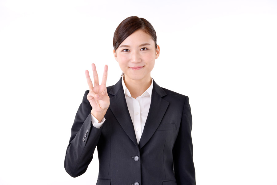 非売品を高く売る方法を解説する女性