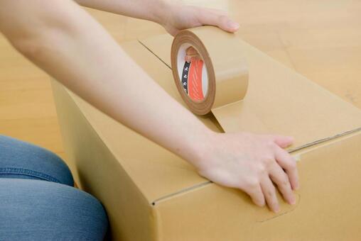 有機TLテレビを梱包する引っ越し前の人