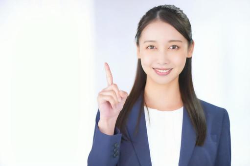 ゲーミングPCの引っ越しで確認すべきポイントを解説する女性