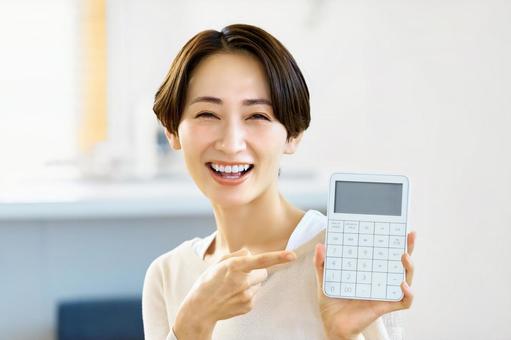 非売品を高く売るコツを実践して喜ぶ女性